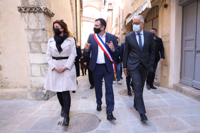 La ministre Marlène Schiappa à Bonifacio, en compagnie du maire Jean-Charles Orsucci et du préfet de Corse Pascal Lelarge. Photo : Laurent Roch