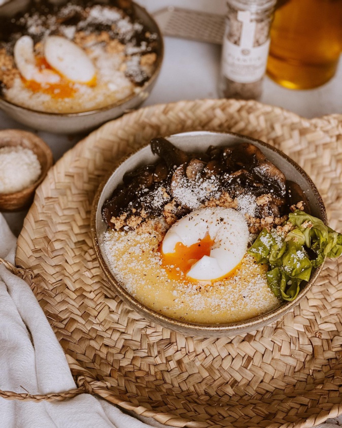 Polenta crémeuse au pecorino, poêlée de champignons de Paris et œuf mollet avec "La petite cuisine de Marie"