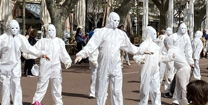 Les « Masques Blancs » dans les rues de Bastia Les « Masques Blancs » dans les rues de Bastia