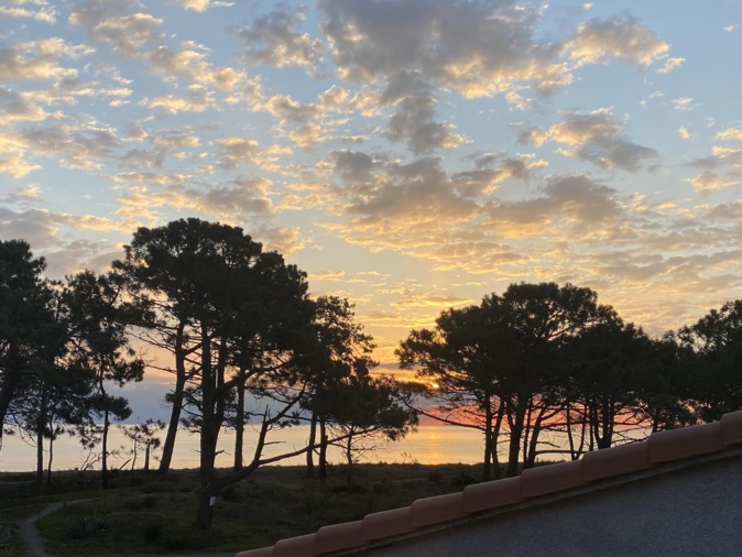 La photo du jour : lever de soleil sur le lido de La Marana