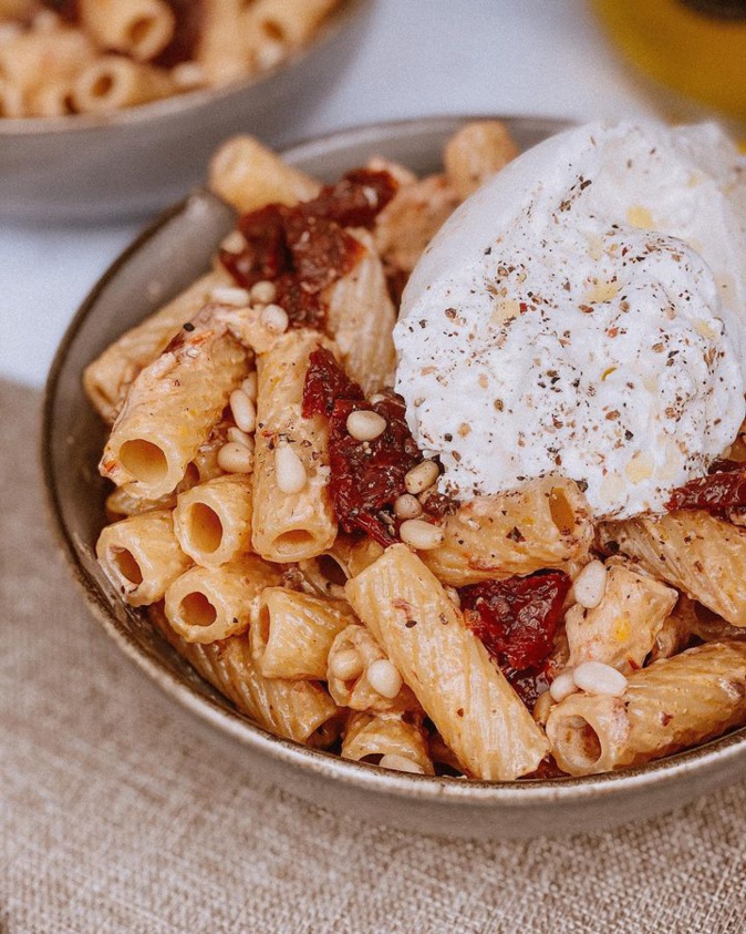 A table : pâtes crémeuses aux tomates séchées et burrata avec la Petite cuisine de Marie A table : pâtes crémeuses aux tomates séchées et burrata avec la Petite cuisine de Marie