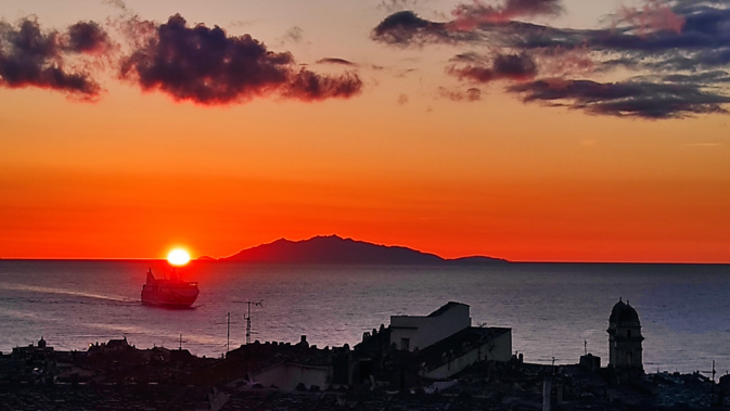 Quand le soleil se lève sur l'Ile d'Elbe (Mathieu Mariotti)