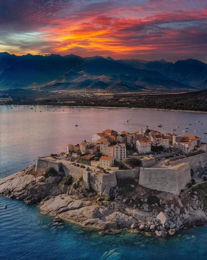 La photo du jour : la citadelle de Calvi sous un soleil de feu