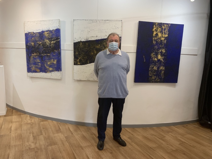 Jean-Paul Pancrazi devant ses oeuvres à la Galerie Noir et Blanc