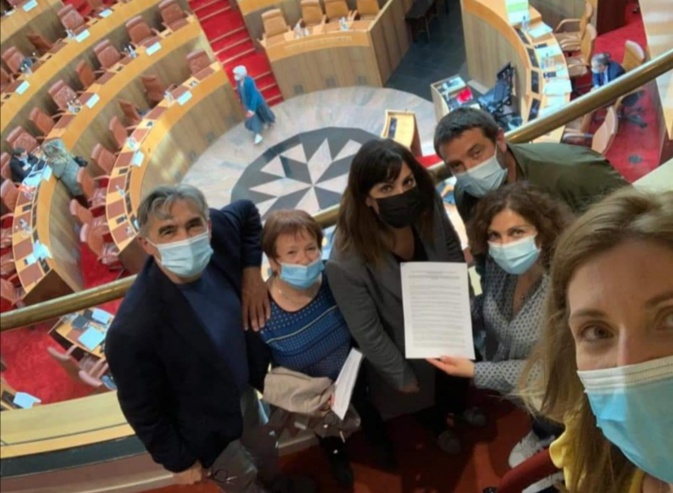 L'Association Inseme dans l'hémicycle de l'Assemblée de Corse, la résolution en main. L'Association Inseme dans l'hémicycle de l'Assemblée de Corse, la résolution en main.