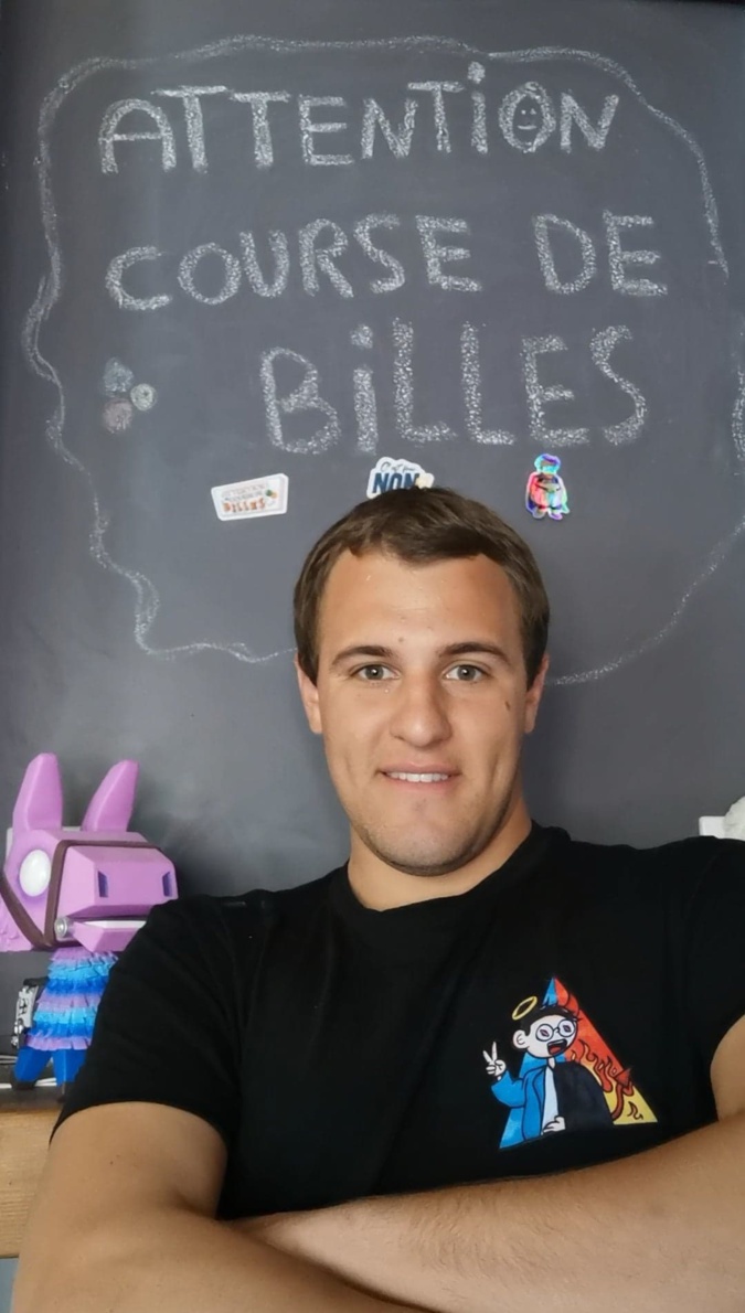 Kévin Filippelli et son slogan "Attention course de billes !". Crédits Photo : Kévin Filippelli
