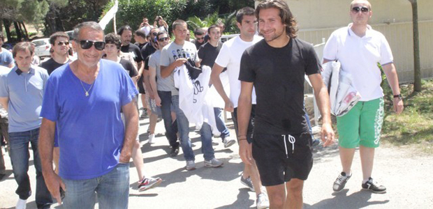 Ghjuventù Indipendentista manifeste devant le Club Med de Sant'Ambroghju