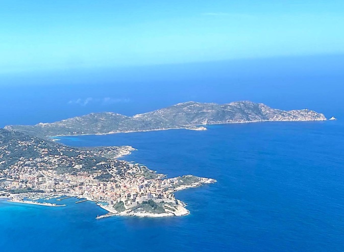 La citadelle le port  de Calvi et même Punta Revellata  au beau soleil du début mai. (Bruno Le Natur)