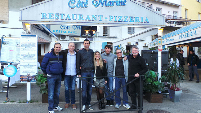Julie et Denis au centre sur notre photo lors d'un récent passage au restaurant "Côté Marine" sur le Vieux-Port de Bastia