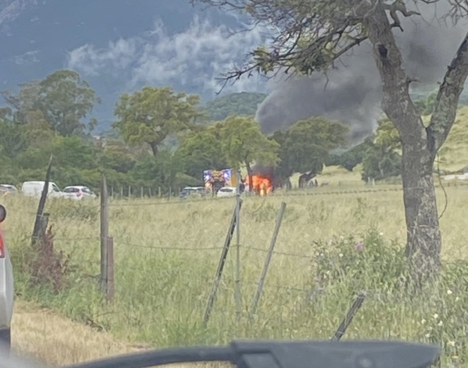 Porto-Vecchio : voiture en feu sur la route de Muratello Porto-Vecchio : voiture en feu sur la route de Muratello
