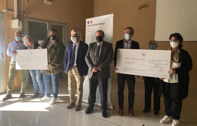 Remise de chèques pour deux projets financés par le plan France Relance. Remise de chèques pour deux projets financés par le plan France Relance.