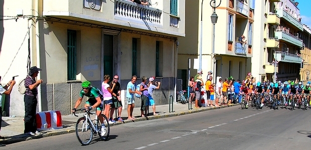 C'est aux alentours de 17 heures que le premier coureur et le peloton ont déboulé dans la cité impériale. (Photo : Yannis-Christophe Garcia)
