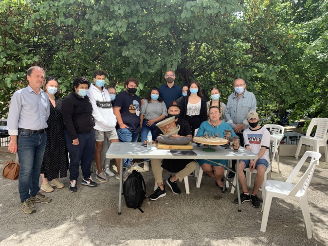 Roberto Paolini avec les partenaires du projet lors de la réalisation du cratère. Roberto Paolini avec les partenaires du projet lors de la réalisation du cratère.
