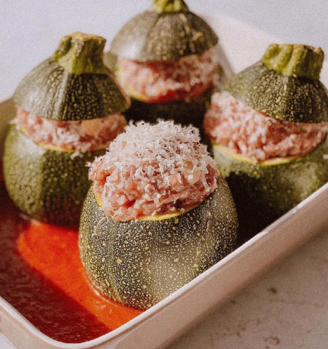 A table : courgettes rondes farcies à la viande hachée et gratinées au parmesan avec #lapetitecuisinedemarie A table : courgettes rondes farcies à la viande hachée et gratinées au parmesan avec #lapetitecuisinedemarie