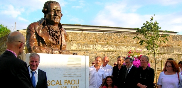 Le dévoilement du buste de Pasquale Paoli a eu lieu jeudi soir, lors d'une cérémonie officielle à laquelle ont participé de nombreux institutionels et le sculpteur du monument. (Photo Yannis-Christophe Garcia)