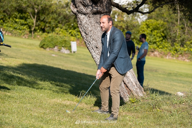 Bathélèmy Colombani, maire de Costa s'essaie au Golf (Photos Eyefinity Prod/Kevin Guizol