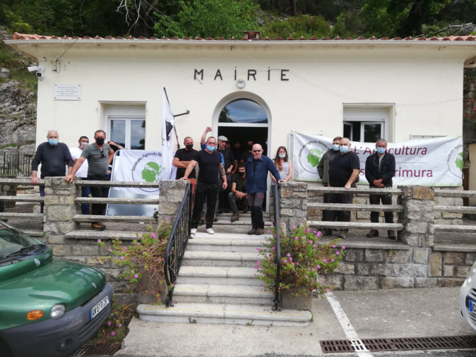 A Mossa Paisana occupe la mairie de Pastricciola. Photo : CNI A Mossa Paisana occupe la mairie de Pastricciola. Photo : CNI