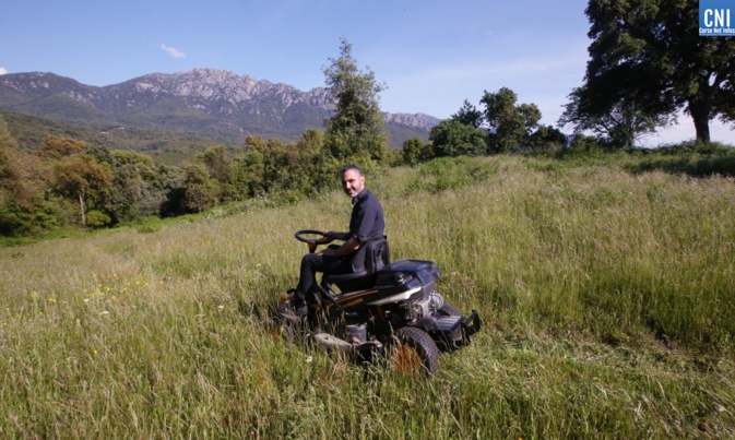 Le Père Louis ne rechigne jamais à mettre la main à pâte à Quarcettu. Photo : Michel Luccioni Le Père Louis ne rechigne jamais à mettre la main à pâte à Quarcettu. Photo : Michel Luccioni