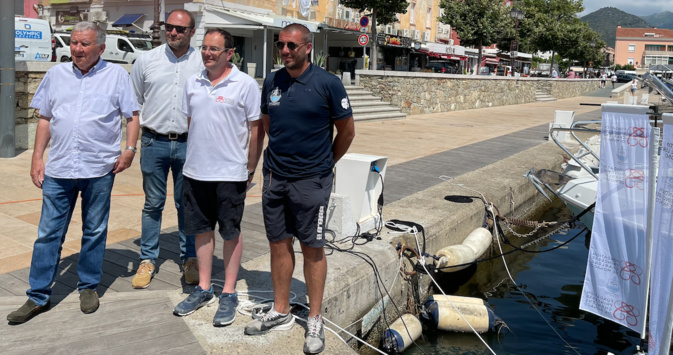 Claudy Olmeta, le maire de Saint-Florent (à gauche) a réceptionné le matériel offert par Pascal Granero, directeur général (au centre) de la Fondation Princesse Charlène de Monaco
