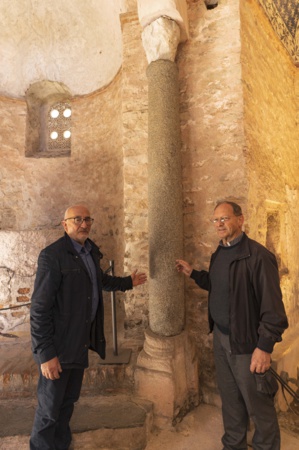 Christian Andreani devant une des colonnes de granit qui viendraient de Corse. Photo JB Andreani. Christian Andreani devant une des colonnes de granit qui viendraient de Corse. Photo JB Andreani.