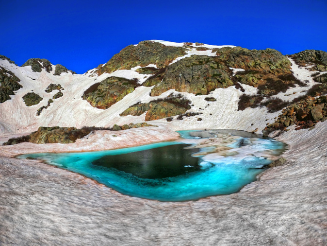 Le lac de Bracca en plein dégel (Théo Pieretti)