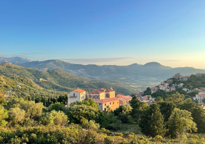 Photo du village de Corbara avc une des maison historiques du village, crédit photo @fbls_faaab