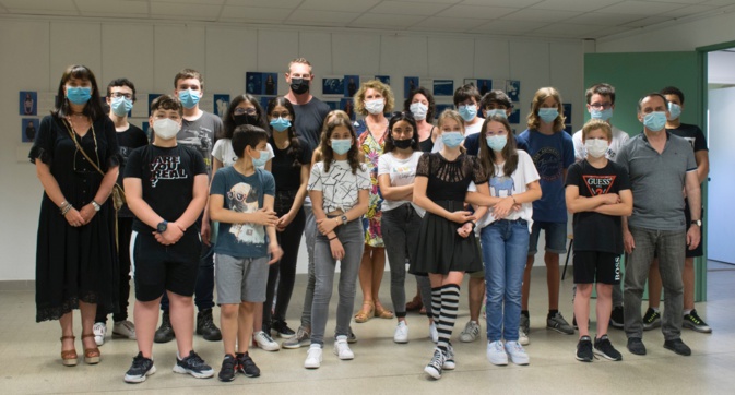 sur la photo de gauche à droite :   Sylvie Camugli, Principale adjointe, Christian Gutierrez, Directeur adjoint SEGPA, Catherine Tomes, professeure des écoles spécialisée, Valérie Rouyer (CMP),  M. Nicolaï, Principal, les élèves de 6e 5e 4e 3eF SEGPA au collège Giraud – Bastia.
