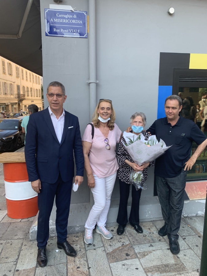Pierre Savelli, Michèle de Bernardi, Yvette Viale et Bati Croce devant la plaque de rue portant le nom de René Viale Pierre Savelli, Michèle de Bernardi, Yvette Viale et Bati Croce devant la plaque de rue portant le nom de René Viale