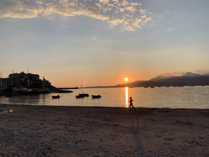 La photo du jour : balade matinale sur la plage de Calvi