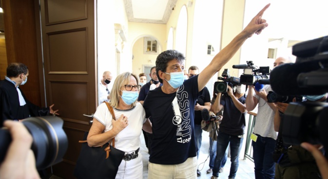 Le père et la mère de Julie Douib après l'énoncé du verdict  (AFP / Pascal POCHARD-CASABIANCA)