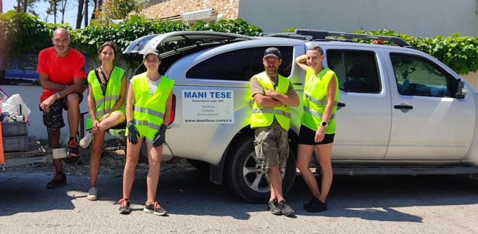 Pluaiurs bénévoles de l'association Mani Tese