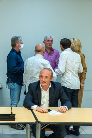 Avec ses colistiers. Avec ses colistiers.