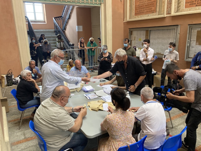 Le dépouillement au bureau centralisateur d'Ajaccio. Photo Michel Luccioni Le dépouillement au bureau centralisateur d'Ajaccio. Photo Michel Luccioni