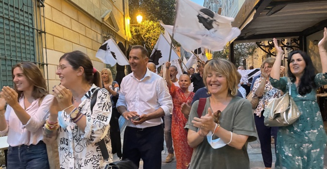 Gilles Simeoni à Bastia saluant sa pole position du 1er tour. Photo CNI. Gilles Simeoni à Bastia saluant sa pole position du 1er tour. Photo CNI.