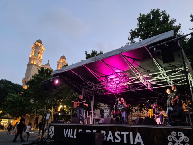 Le groupe Balagna a donné le tempo sur la place du marché. Crédits Photo : Pierre-Manuel Pescetti