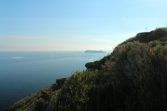 Au large de la pointe du Cap Corse, la Giraglia (Hyacinthe Sambroni)