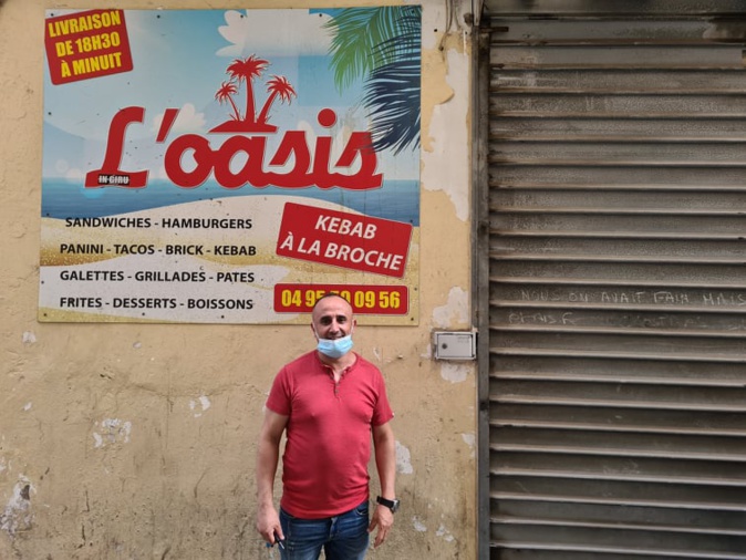 Nabil Ourarhi devant son commerce. Crédits Photo : Pierre-Manuel Pescetti