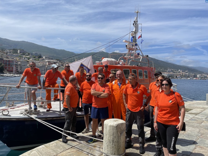 Une partie de l'équipe composée d'une trentaine de femmes et hommes Une partie de l'équipe composée d'une trentaine de femmes et hommes