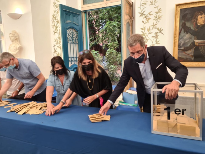 Territoriales 2021 en Corse : les bureaux de vote fermés, le dépouillement commence Territoriales 2021 en Corse : les bureaux de vote fermés, le dépouillement commence