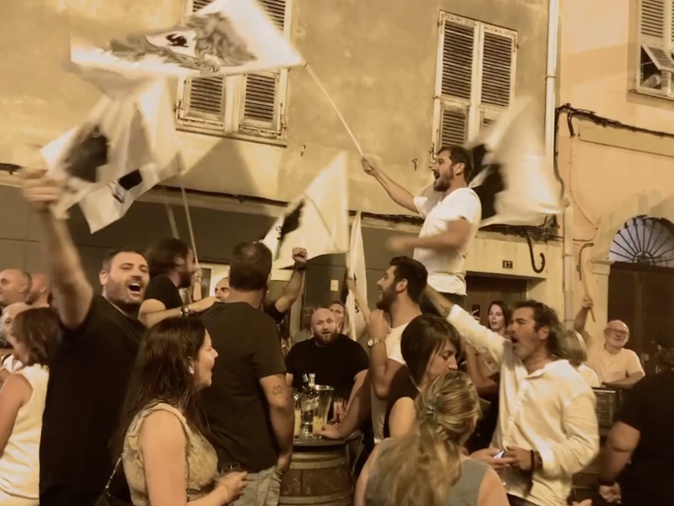 Les militants de Core in Fronte fête leur score dans un bar ajaccien.