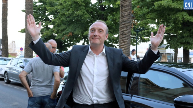 Lauren Marcangeli a son arrivée à la mairie avant son discours