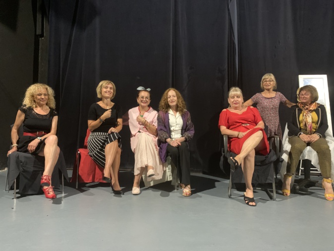 Hélène Tabbah (debout) et ses comédiennnes déjantées !