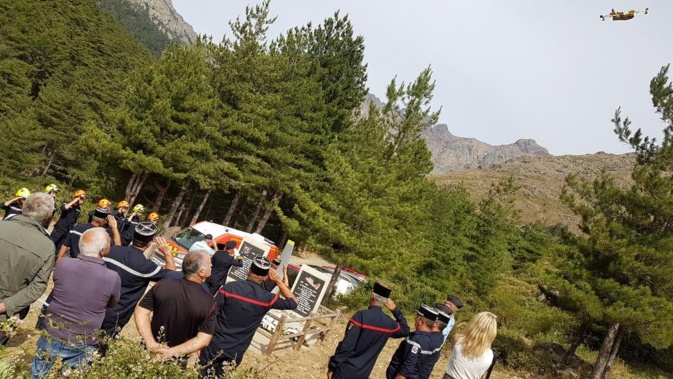 L'hommage est, aussi, venu ciel... (Photo SIS 2B) L'hommage est, aussi, venu ciel... (Photo SIS 2B)