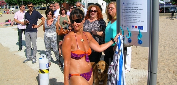 Barbara Lalande, en vacances à Ajaccio, a testé lundi matin le nouveau dispositif d'aide à la baignade pour les personnes non-voyantes, installé sur la plage du Trottel. (Photo : Yannis-Christophe Garcia)