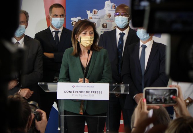 Carole Delga, nouvelle présidente de Régions de France, présidente socialiste de la Région Occitanie. En arrière plan, Gilles Simeoni, président du Conseil exécutif de la Collectivité de Corse.