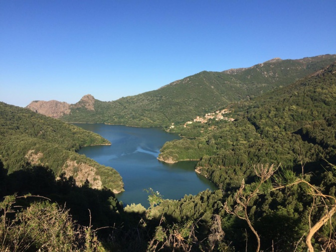 L'aube sur le lac de Tolla, vu depuis les gorges du Prunelli, en arrivant depuis Bastelica (Photo Marc Muselli)
