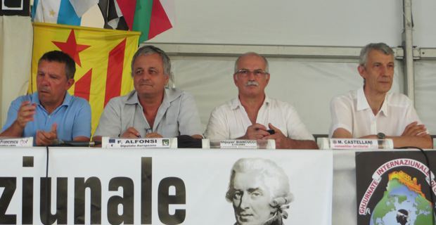 François Alfonsi, entouré des représentants des autres mouvances nationalistes lors du débat des Ghjurnate di Corti.