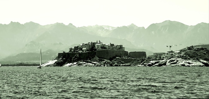 La photo du jour : les couleurs étranges de Calvi