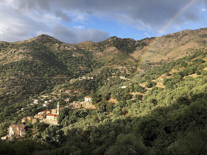 Capture d’un arc-en-ciel au dessus d’Avapessa et son écrin d’oliviers multi centenaires. (Valentin Deleau)