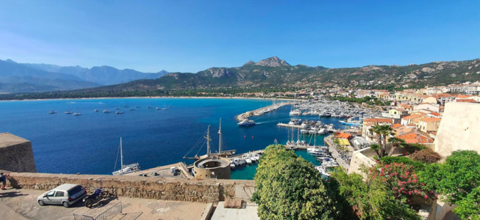 Capu di a Veta au loin et une partie du port de Calvi. Phoro Eric Friulani